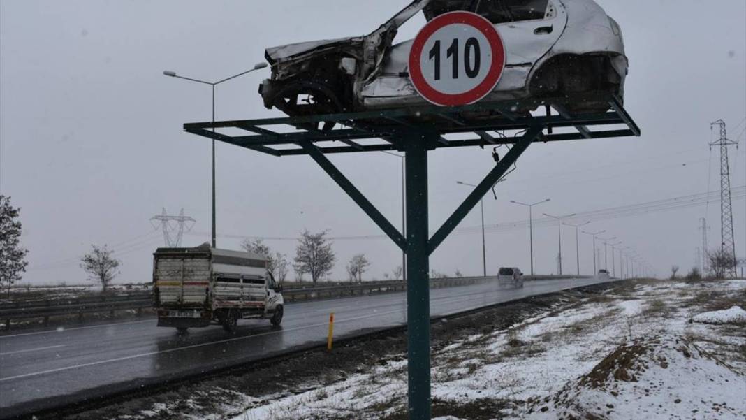 İbret olsun diye yol kenarına asıp sallandırdılar! Üzerine bir de tabela koydular 3